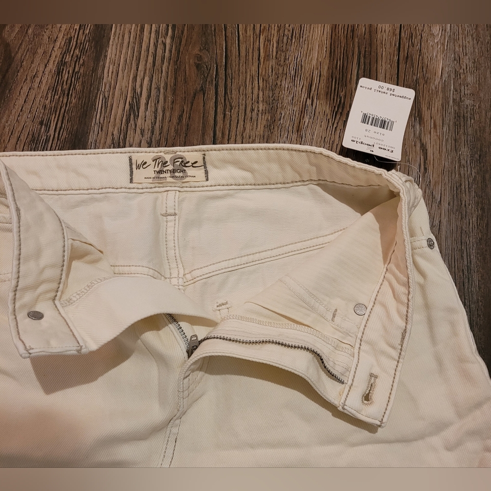Stylish Cream Frayed Hem Women's Shorts - Picture 3 of 5